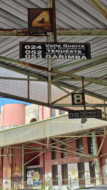 Paneles de la estación de guaguas de La Laguna