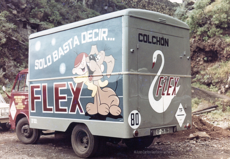 Los vehículos rotulados por Juan el Petudo