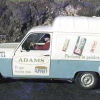 Los vehículos rotulados por Juan el Petudo